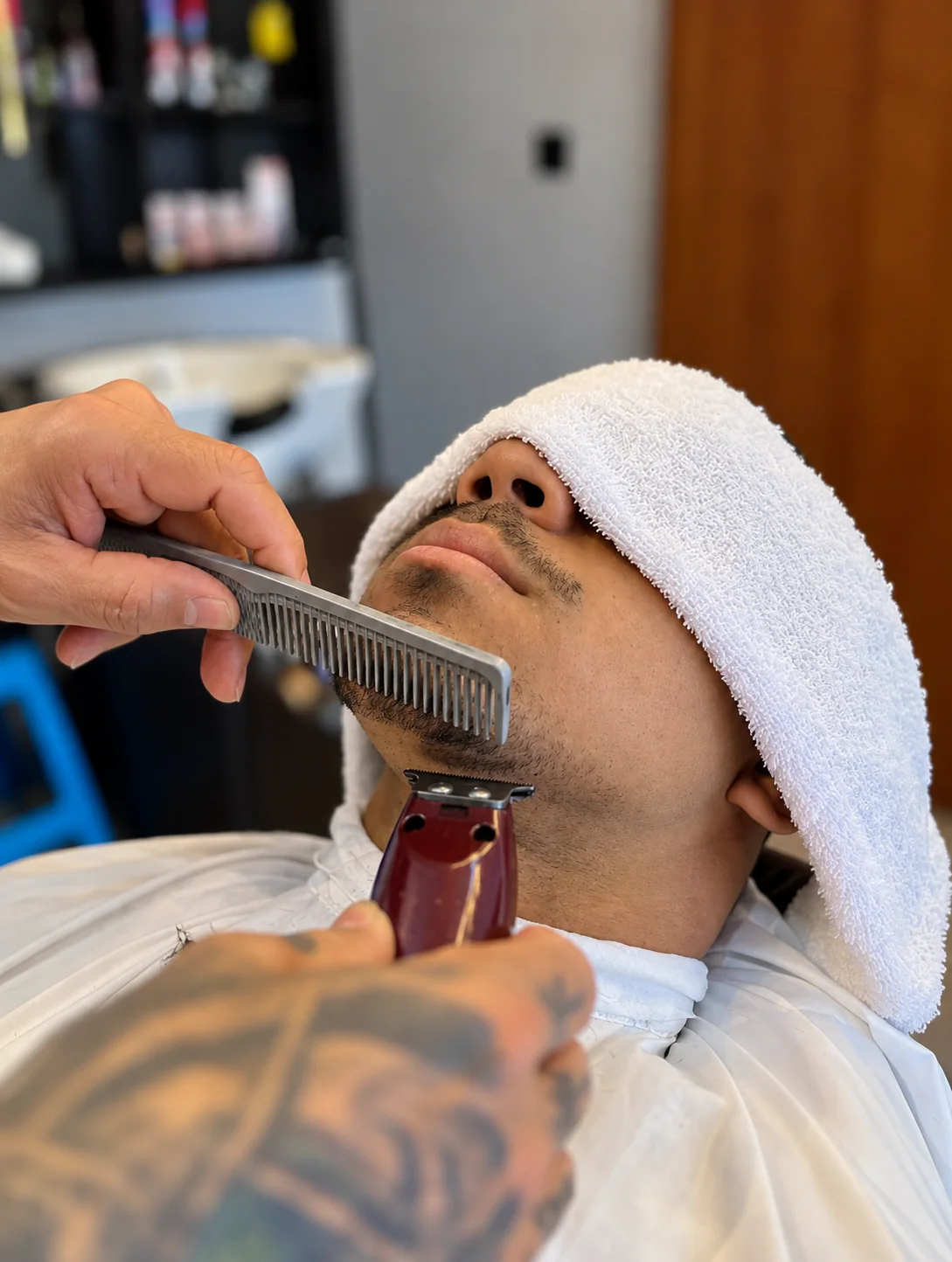 Profissional da São Paulino realizando acabamento de barba