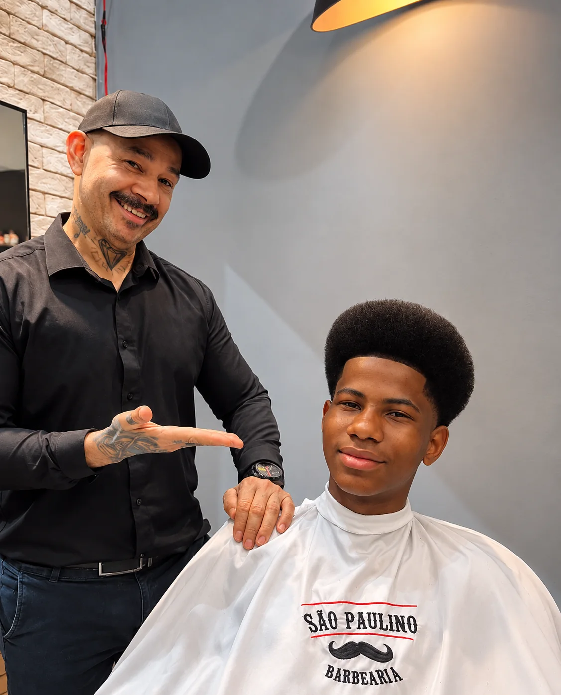Barbeiro apresentando o resultado de um corte masculino